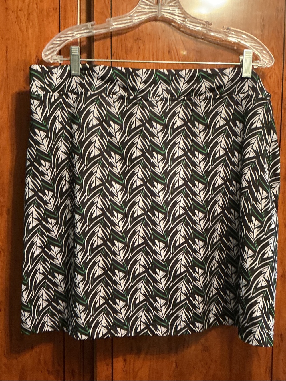 Black and White Leaf-Print Women’s Skort